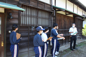 住友山田社宅の見学の様子