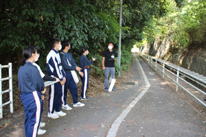 下部鉄道跡の切り通しの見学の様子