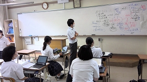 地歴公民科主任S先生にも秘密投票にと投票する権利について質問。真剣に考えてくれています。 地歴公民科主任S先生にも秘密投票にと投票する権利について質問。真剣に考えてくれています。