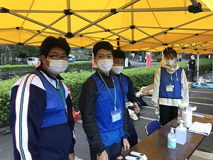 思った以上に朝は寒かったです。でもい、天気は快晴。サイクリング日和ですね。