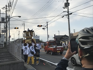 みこしにも出会うことができました。　法被に「野々江太鼓台」と書いてありました。なんででしょうか？気になります。