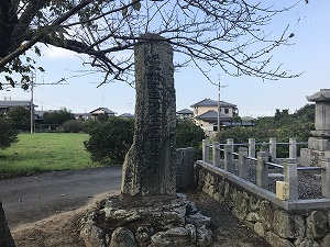 生子山城主　松木三河守安村公の碑