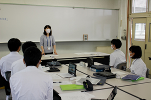 鈴木課長さんからご講評をいただいている様子