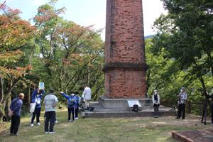 山根製錬所跡煙突でのガイドの様子