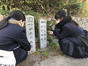 旧道の脇にひっそりと佇む道標 旧道の脇にひっそりと佇む道標