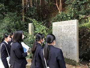 石碑に書かれた由縁を読み解いています。 石碑に書かれた由縁を読み解いています。