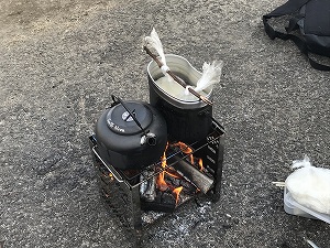 飯盒を汚さないため、災害時少ない水でご飯が炊けます。