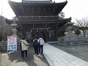 石鎚神社につきました。お参りに行きます。