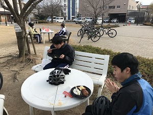 お参り後は西条市街に戻って図書館付近で青空ランチ