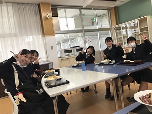 若宮食堂を体験。記念撮影。一人背が高くなった気がしますが… 若宮食堂を体験。記念撮影。一人背が高くなった気がしますが…