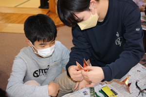 銅の折り鶴づくりは悪戦苦闘