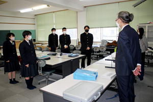 生徒から講師の先生方へ謝辞の様子