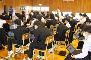ICTを活用してガイドブックはタブレットで利用していただいています