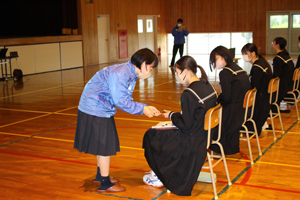 竿銅のサンプルを回覧している様子