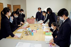 フードドライブで集まった食品の仕分け作業の様子