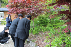 旧近藤清さん宅の庭を見学させていただいている様子