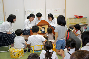 みんなお姉さんの紙芝居に夢中です