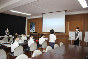 生徒から謝辞を申し上げている様子